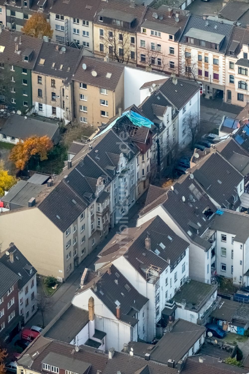 Luftaufnahme Duisburg - Brand- Ruine eines Mehrfamilienhauses im Wohngebiet an der Franz-Julius-Straße im Ortsteil Marxloh in Duisburg im Bundesland Nordrhein-Westfalen