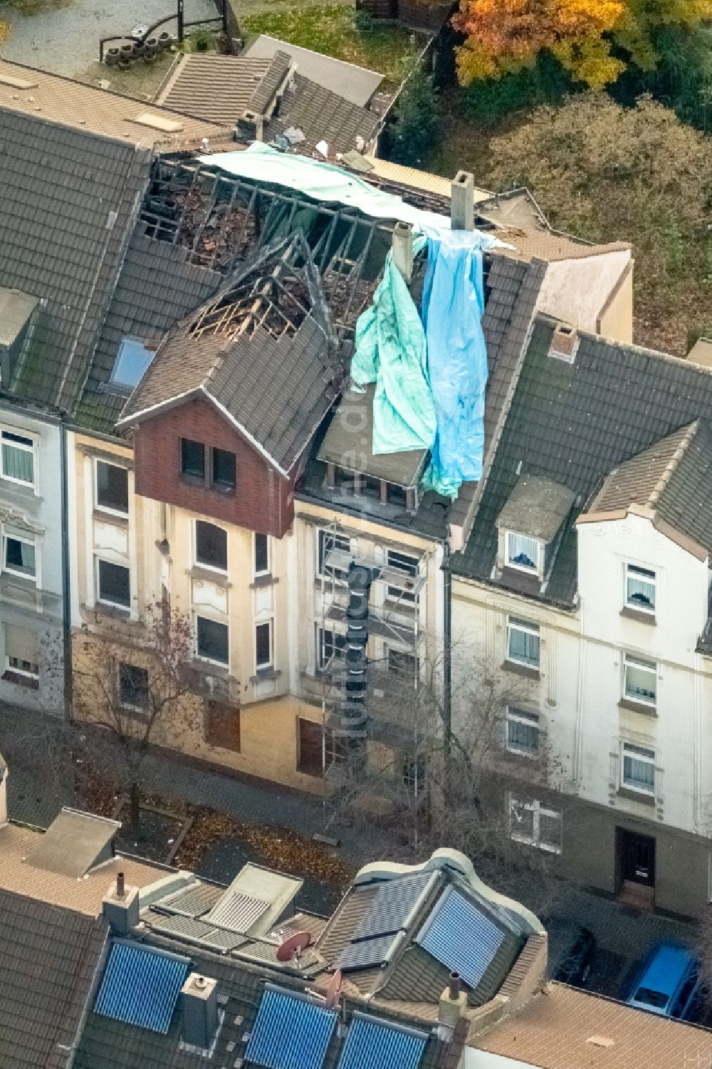 Duisburg von oben - Brand- Ruine eines Mehrfamilienhauses im Wohngebiet an der Franz-Julius-Straße im Ortsteil Marxloh in Duisburg im Bundesland Nordrhein-Westfalen