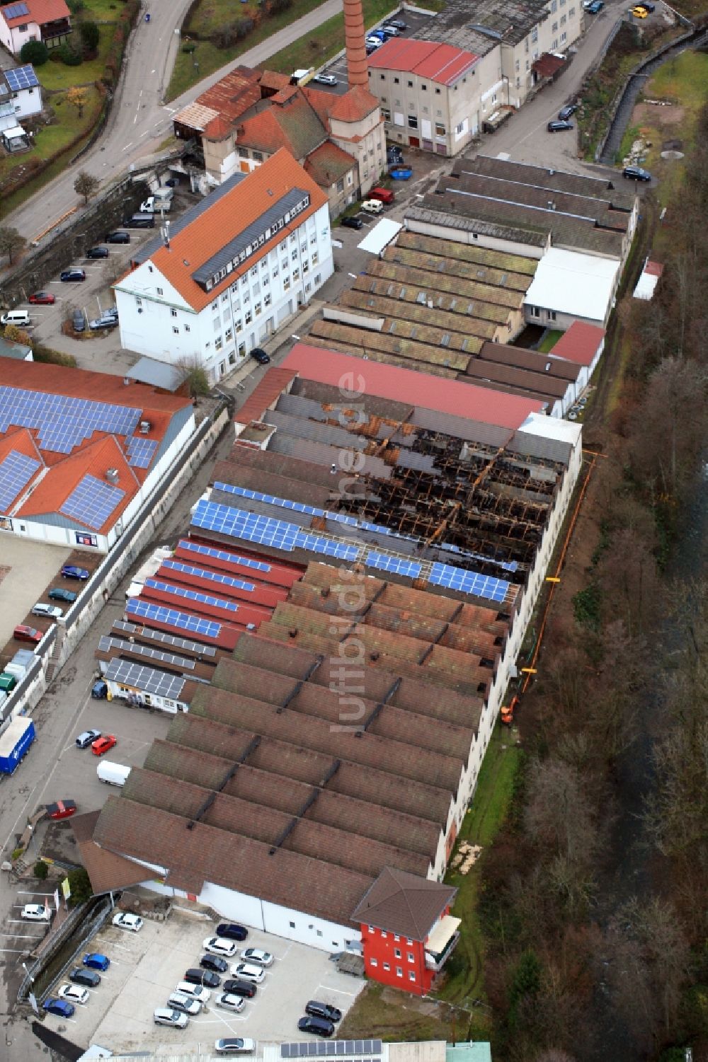 Luftaufnahme Wehr - Brand- Ruine nach dem Grossbrand im Gewerbegebiet Wehra-Areal in Wehr im Bundesland Baden-Württemberg, Deutschland