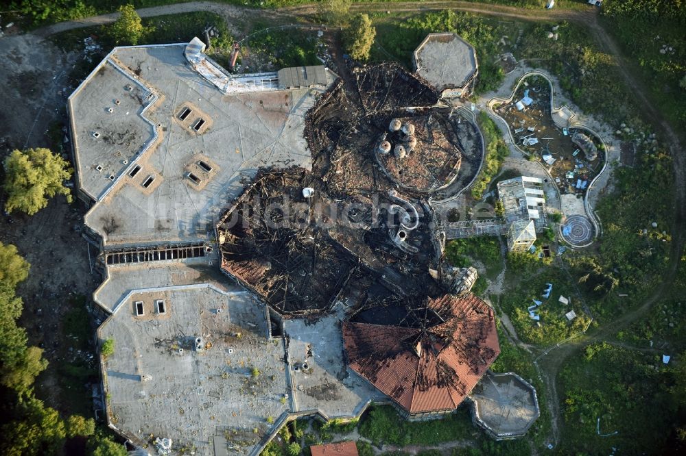 Berlin aus der Vogelperspektive: Brand- Ruine des verfallenden Geländes mit dem Gebäude des geschlossenen Spaßbad / Freizeitbad Blub im Stadtteil Berlin Tempelhof