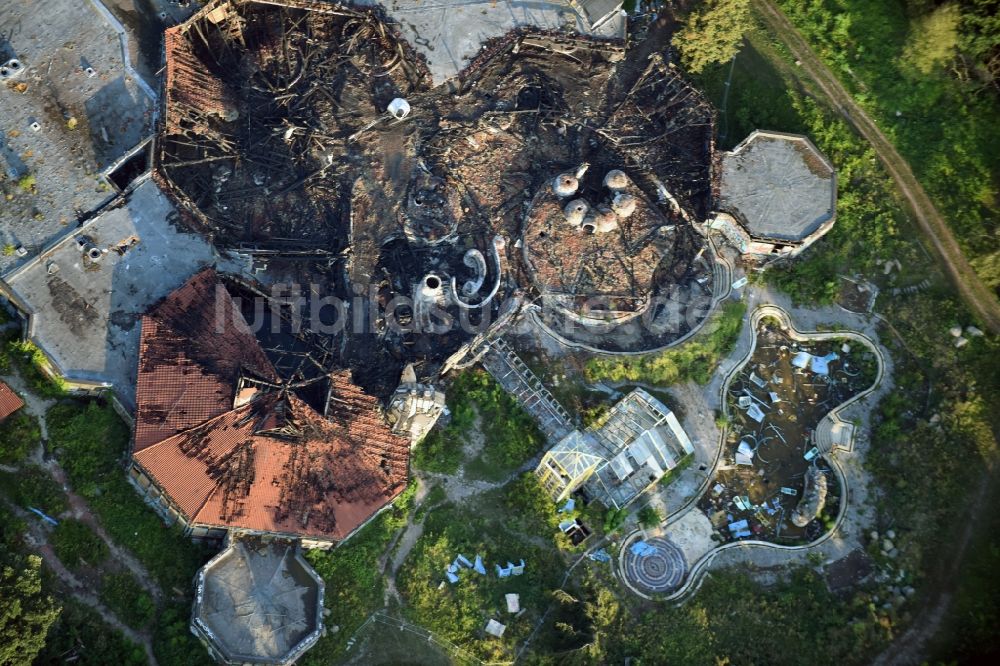 Berlin von oben - Brand- Ruine des verfallenden Geländes mit dem Gebäude des geschlossenen Spaßbad / Freizeitbad Blub im Stadtteil Berlin Tempelhof