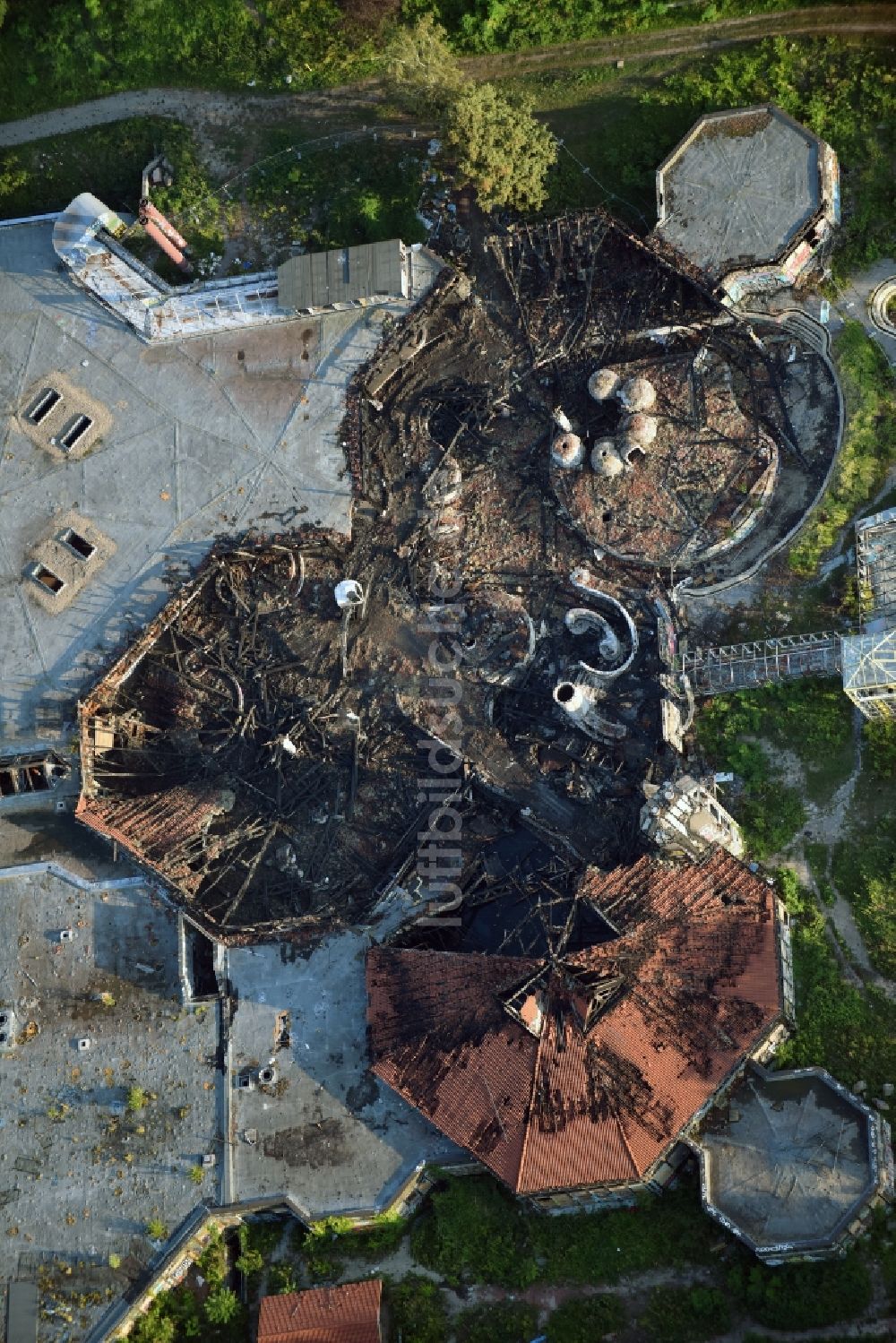 Luftbild Berlin - Brand- Ruine des verfallenden Geländes mit dem Gebäude des geschlossenen Spaßbad / Freizeitbad Blub im Stadtteil Berlin Tempelhof