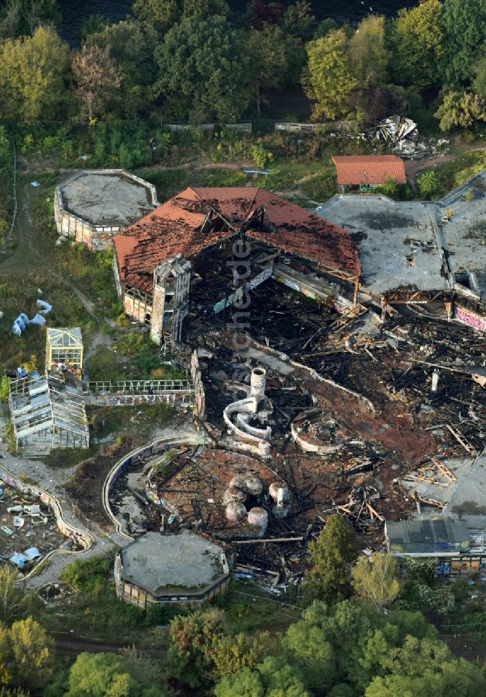 Luftaufnahme Berlin - Brand- Ruine des verfallenden Geländes mit dem Gebäude des geschlossenen Spaßbad / Freizeitbad Blub im Stadtteil Berlin Tempelhof