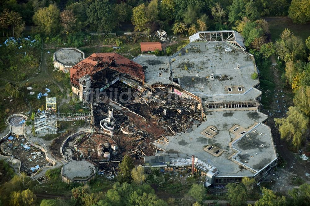 Luftbild Berlin - Brand- Ruine des verfallenden Geländes mit dem Gebäude des geschlossenen Spaßbad / Freizeitbad Blub im Stadtteil Berlin Tempelhof