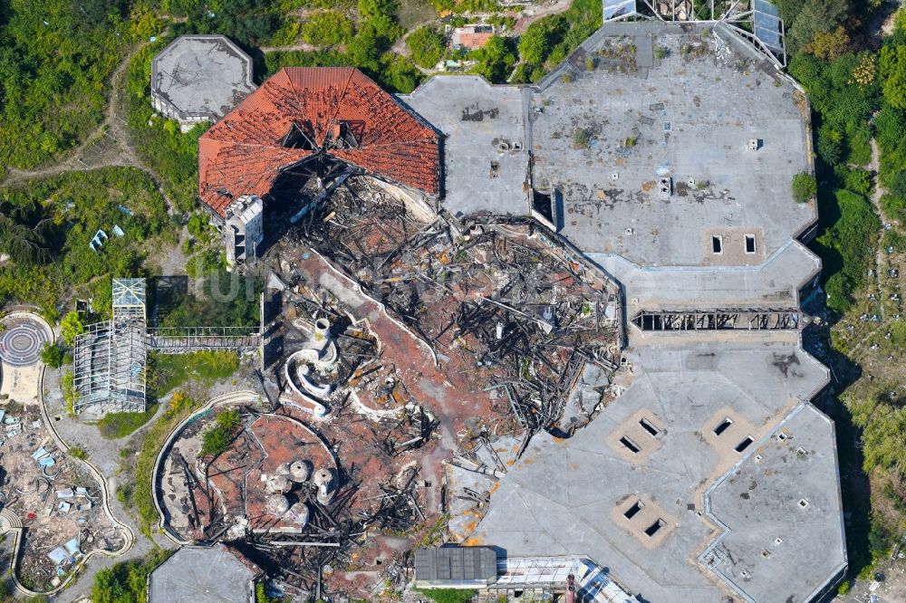 Luftbild Berlin - Brand- Ruine des verfallenden Geländes mit dem Gebäude des geschlossenen Spaßbad / Freizeitbad Blub im Stadtteil Berlin Tempelhof