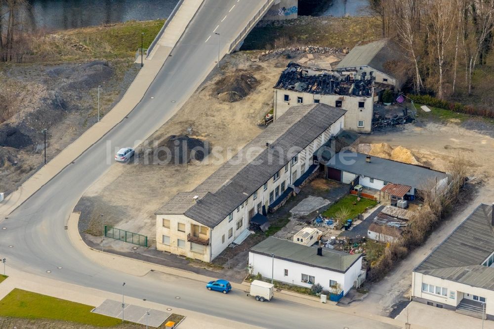 Arnsberg aus der Vogelperspektive: Brand- Ruine Zu den Werkstätten in Arnsberg im Bundesland Nordrhein-Westfalen, Deutschland