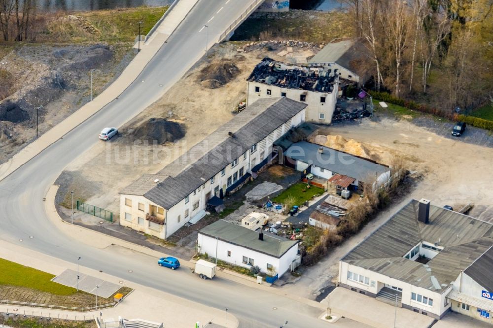 Arnsberg aus der Vogelperspektive: Brand- Ruine Zu den Werkstätten in Arnsberg im Bundesland Nordrhein-Westfalen, Deutschland