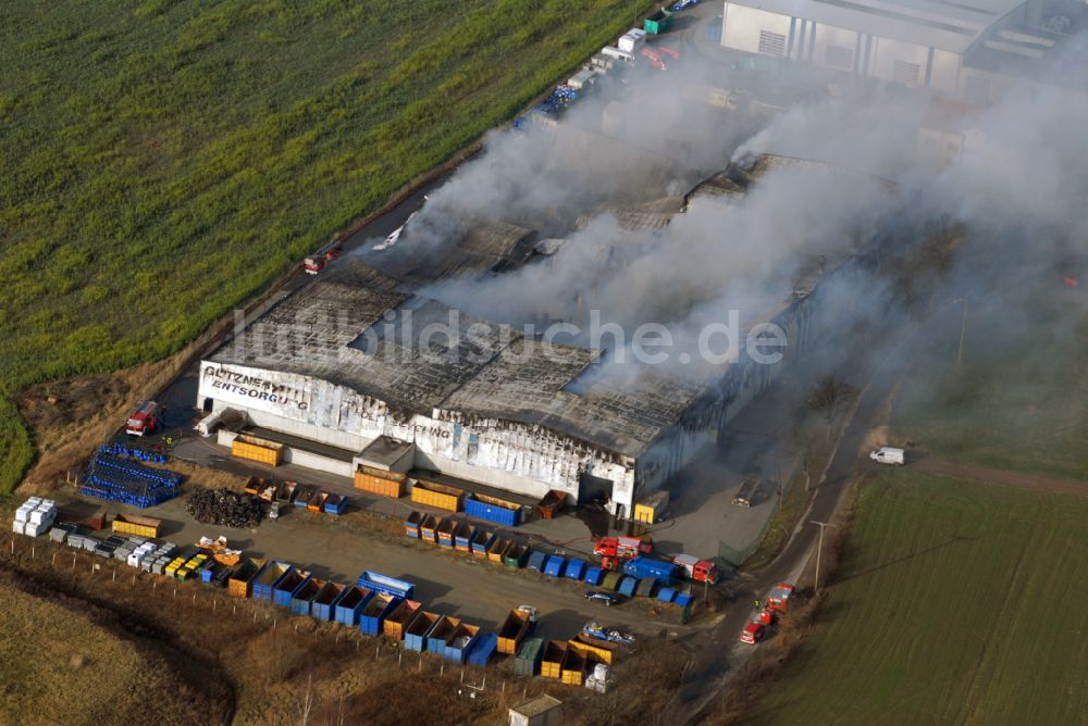 Schneidenbach von oben - Brandeinwirkung auf die Lagerhalle der Glitzner Entsorgung GmbH in Schneidenbach im Bundesland Sachsen, Deutschland