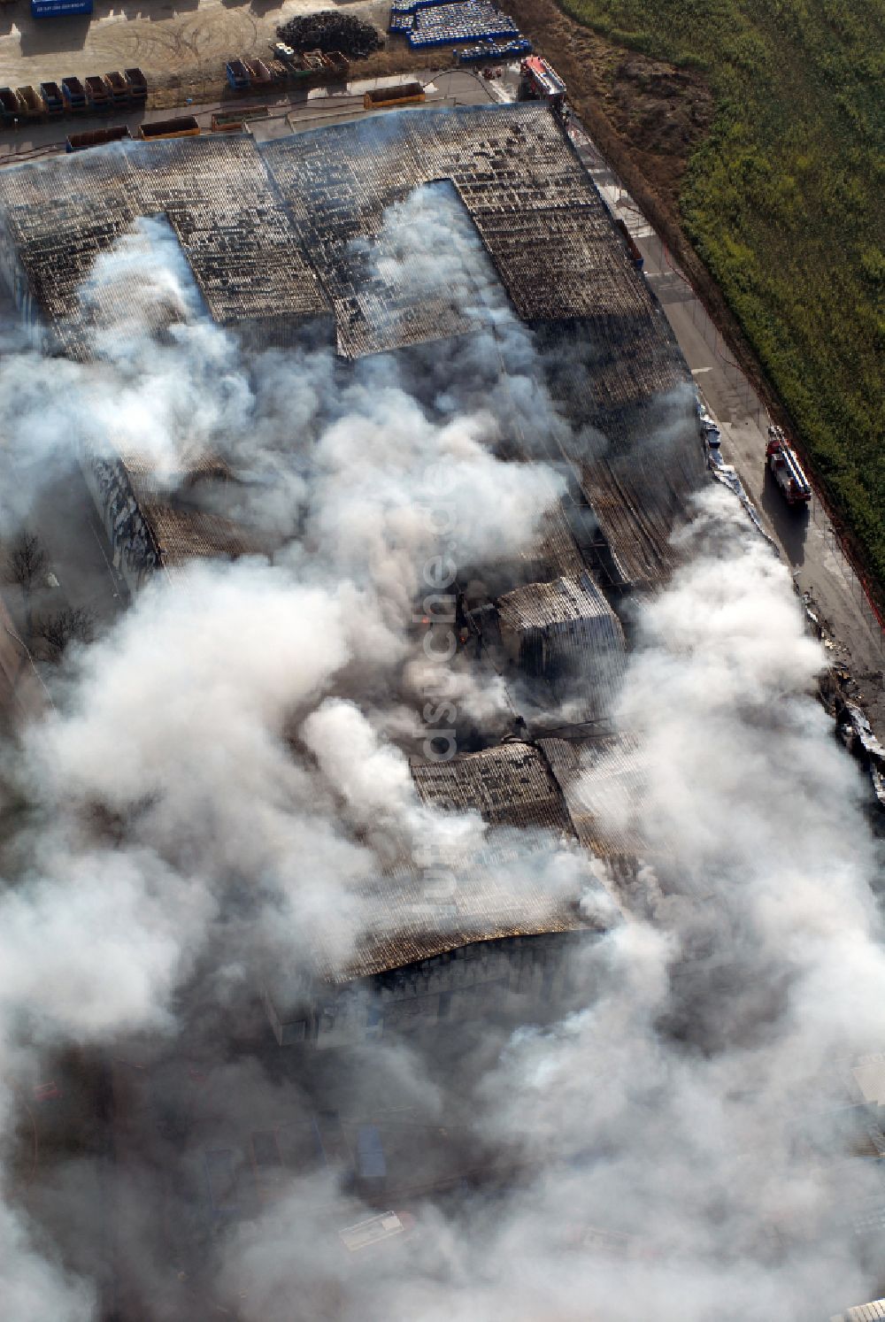 Luftbild Schneidenbach - Brandeinwirkung auf die Lagerhalle der Glitzner Entsorgung GmbH in Schneidenbach im Bundesland Sachsen, Deutschland