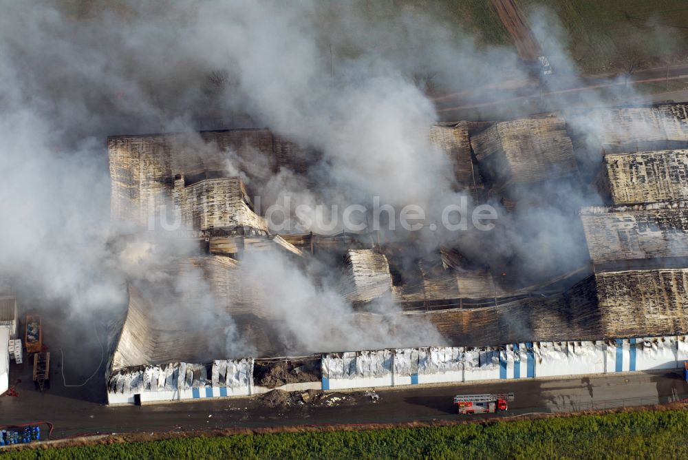 Luftbild Schneidenbach - Brandeinwirkung auf die Lagerhalle der Glitzner Entsorgung GmbH in Schneidenbach im Bundesland Sachsen, Deutschland