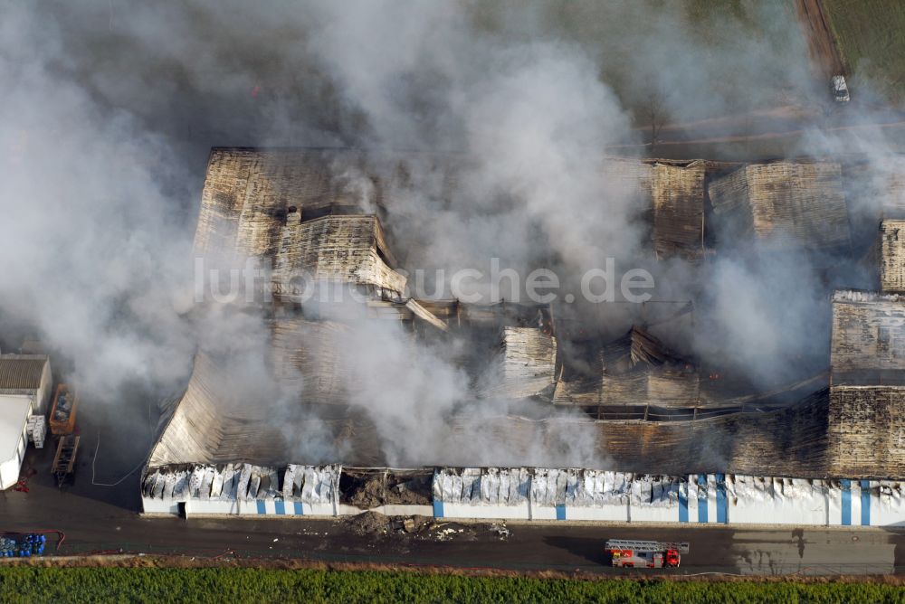 Luftaufnahme Schneidenbach - Brandeinwirkung auf die Lagerhalle der Glitzner Entsorgung GmbH in Schneidenbach im Bundesland Sachsen, Deutschland