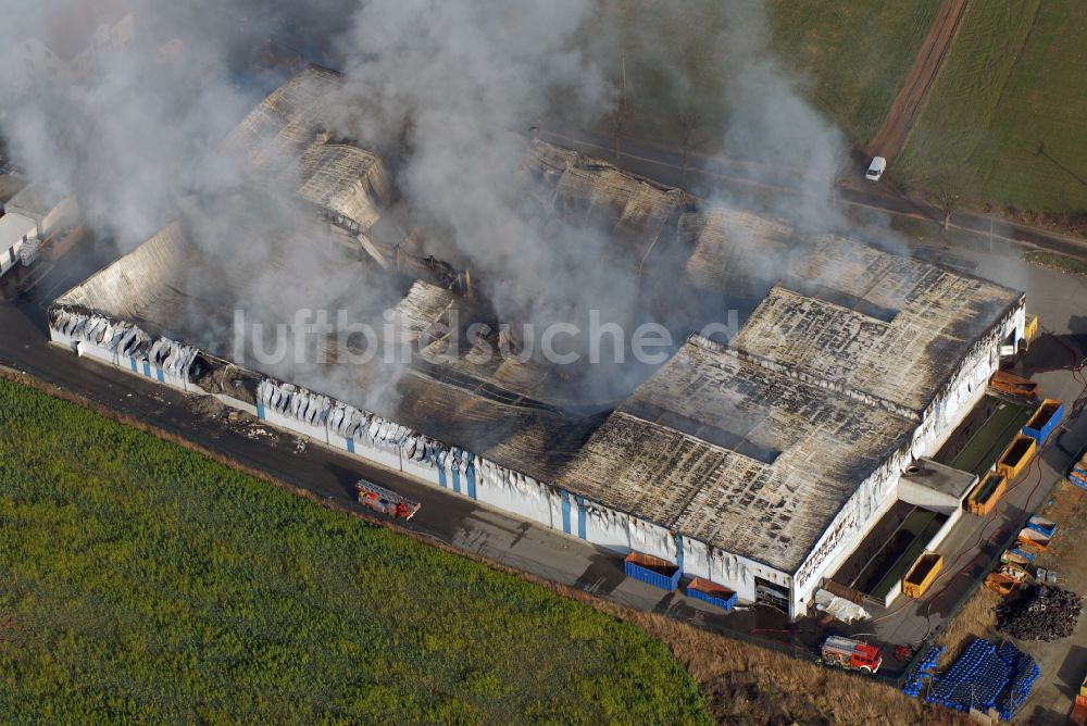 Schneidenbach von oben - Brandeinwirkung auf die Lagerhalle der Glitzner Entsorgung GmbH in Schneidenbach im Bundesland Sachsen, Deutschland