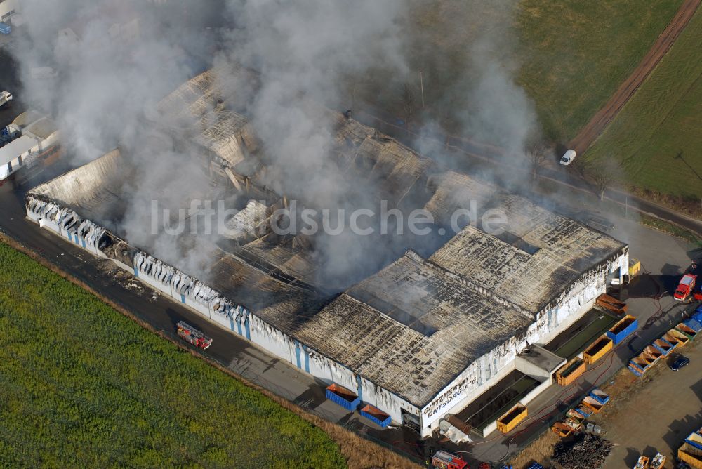 Schneidenbach aus der Vogelperspektive: Brandeinwirkung auf die Lagerhalle der Glitzner Entsorgung GmbH in Schneidenbach im Bundesland Sachsen, Deutschland