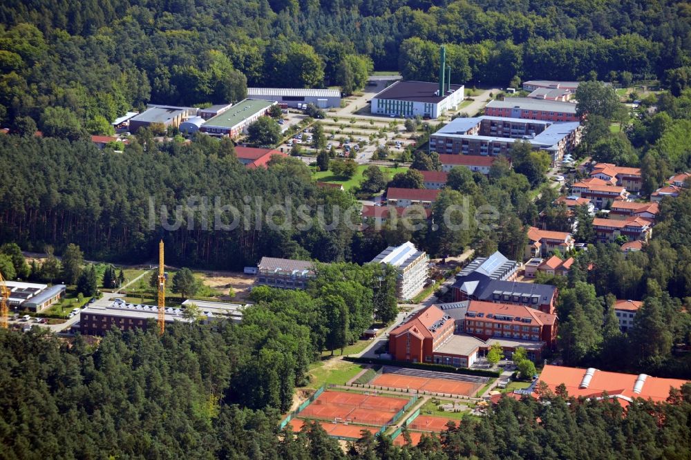 Luftaufnahme Bernau - Brandenburg Klinik Bernau-Waldfrieden auf dem Gelände der ehemaligen Wohnsiedlung der DDR Regierung Waldsiedlung bei Bernau im Bundesland Brandenburg