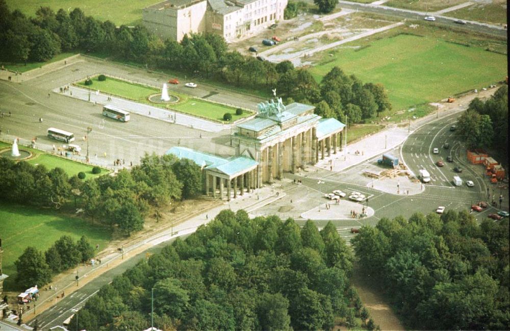 Brandenburger Tor aus der Vogelperspektive: 05.09.1993 Brandenburger Tor