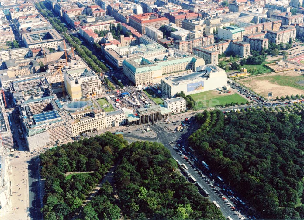 Berlin Mitte von oben - Brandenburger Tor in Berlin- Mitte