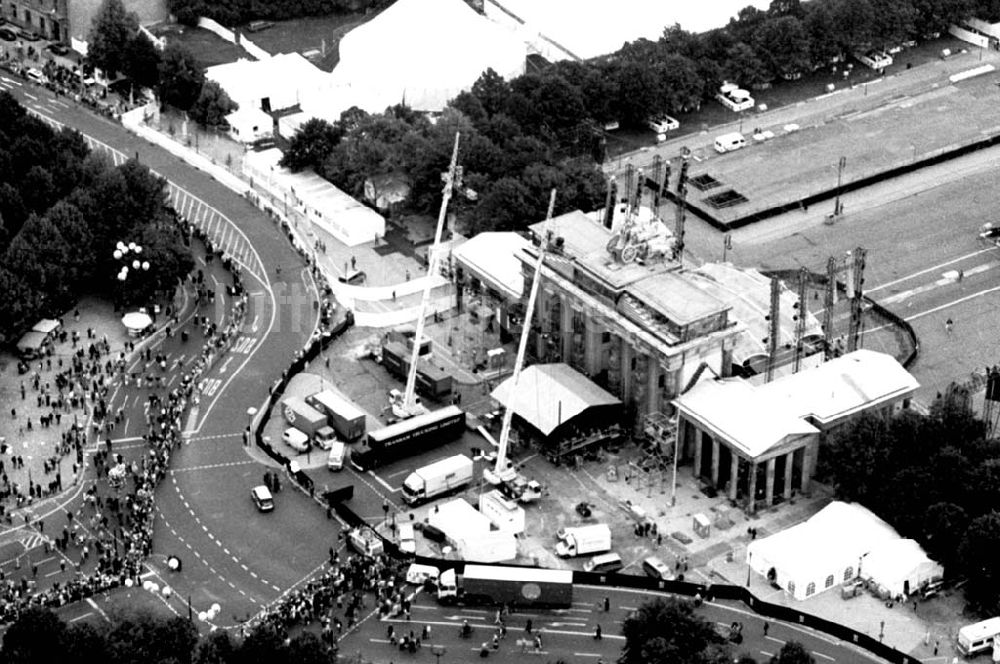 Berlin aus der Vogelperspektive: 02.10.1994 Brandenburger Tor Berlin-Tiergarten