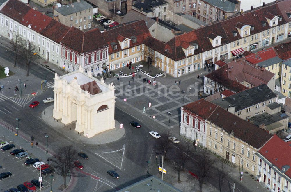 Potsdam von oben - Brandenburger Tor am Luisenplatz in Potsdam