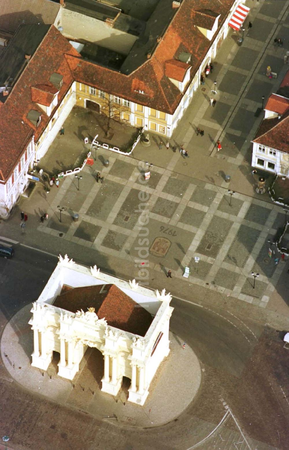 Potsdam von oben - Brandenburger Tor am Luisenplatz in Potsdam