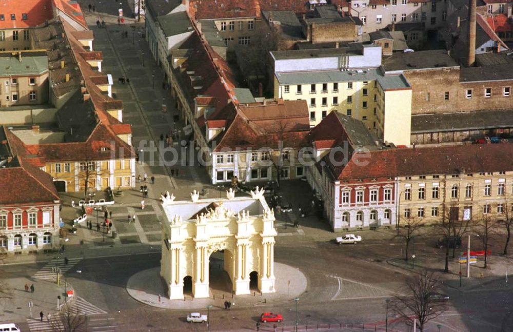 Luftaufnahme Potsdam - Brandenburger Tor am Luisenplatz in Potsdam