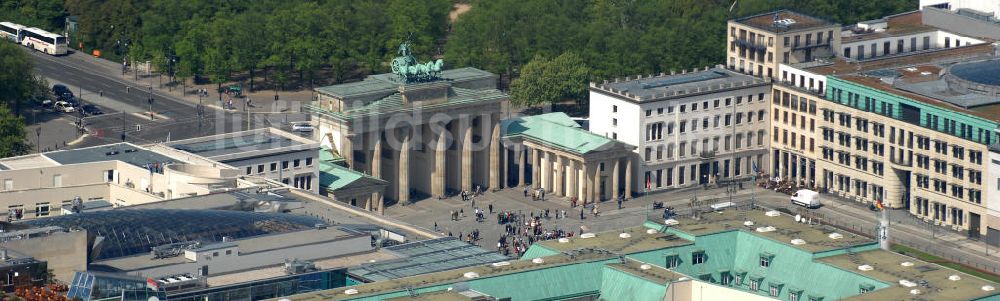 Luftbild Berlin - Brandenburger Tor am Pariser Platz in Berlin