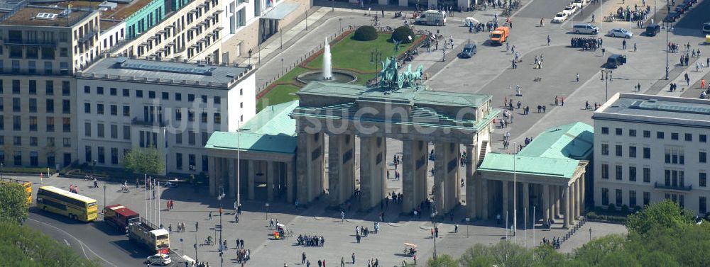 Luftaufnahme Berlin - Brandenburger Tor am Pariser Platz in Berlin