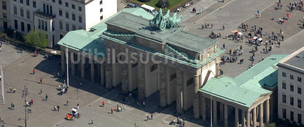 Luftaufnahme Berlin - Brandenburger Tor am Pariser Platz in Berlin