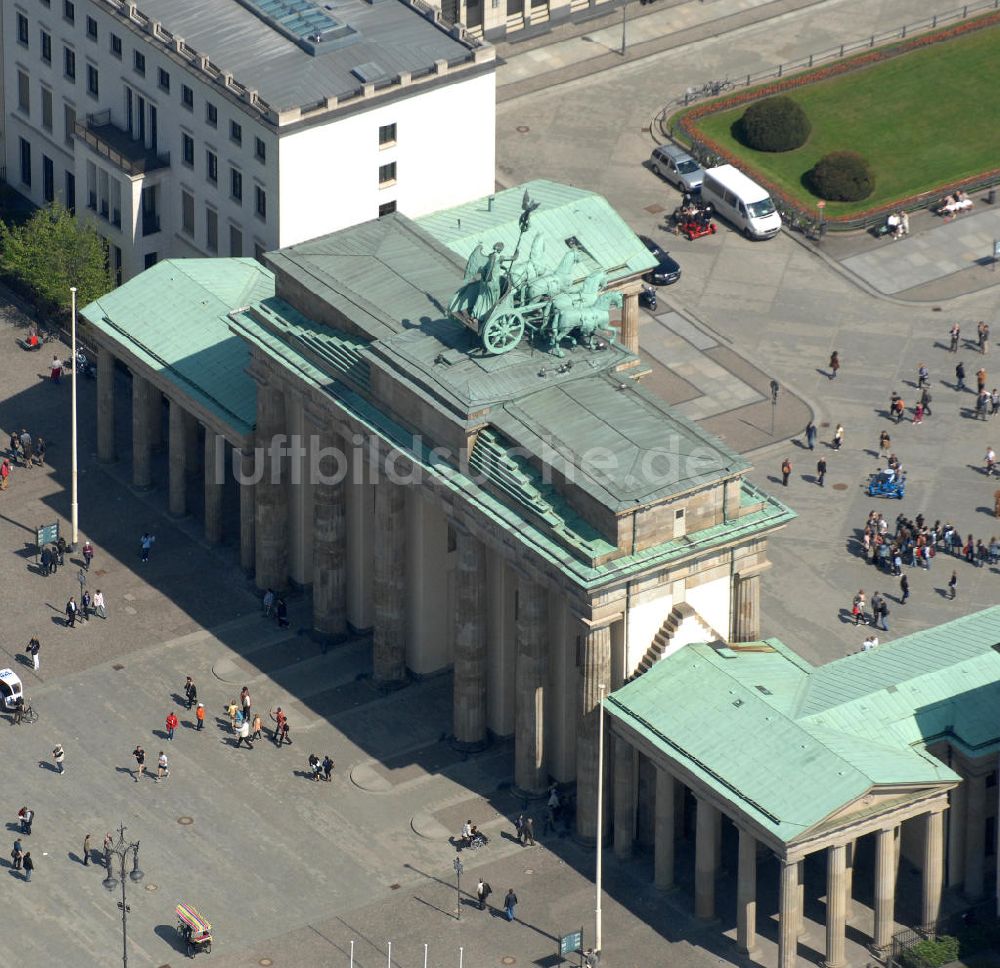 Berlin aus der Vogelperspektive: Brandenburger Tor am Pariser Platz in Berlin