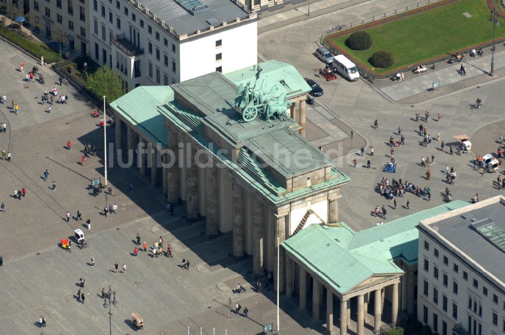 Luftbild Berlin - Brandenburger Tor am Pariser Platz in Berlin