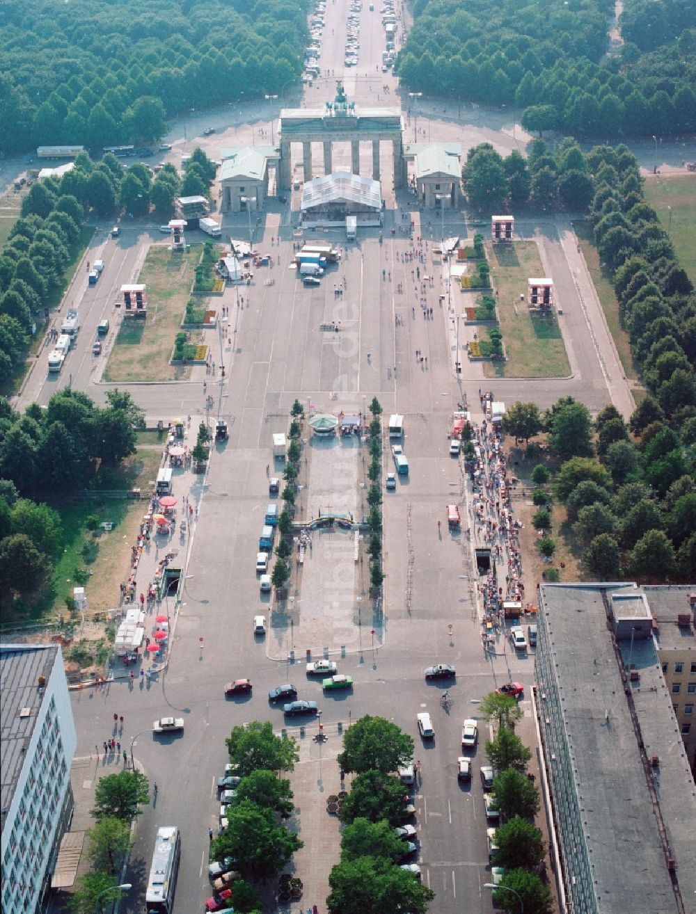 Luftaufnahme Berlin - Brandenburger Tor am Pariser Platz in Berlin