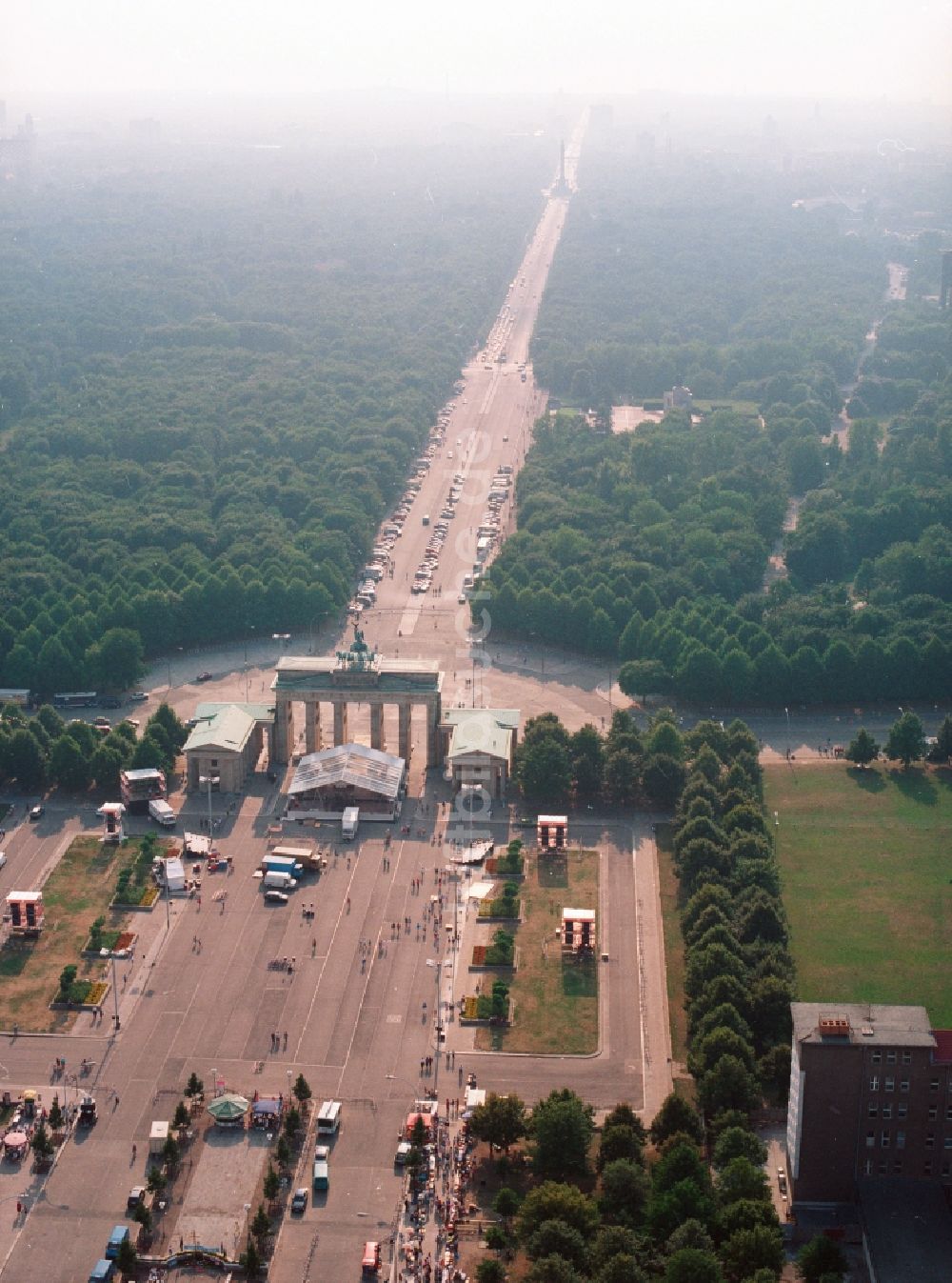 Berlin von oben - Brandenburger Tor am Pariser Platz in Berlin