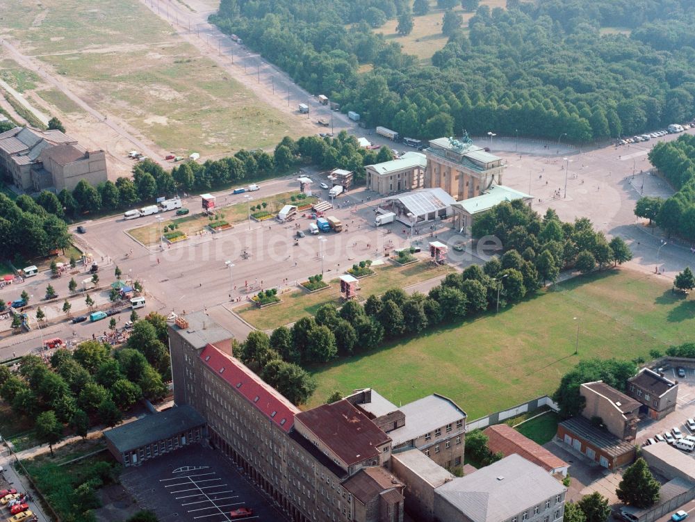 Berlin aus der Vogelperspektive: Brandenburger Tor am Pariser Platz in Berlin