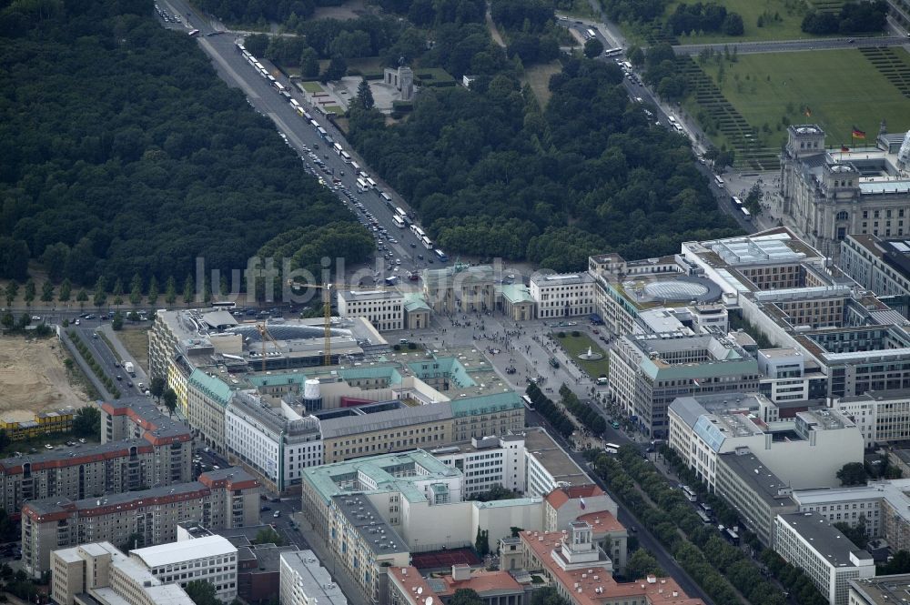 Luftaufnahme Berlin - Brandenburger Tor am Pariser Platz in Berlin