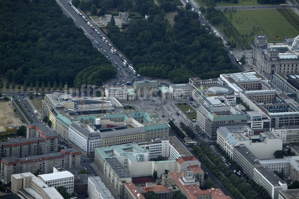 Berlin von oben - Brandenburger Tor am Pariser Platz in Berlin