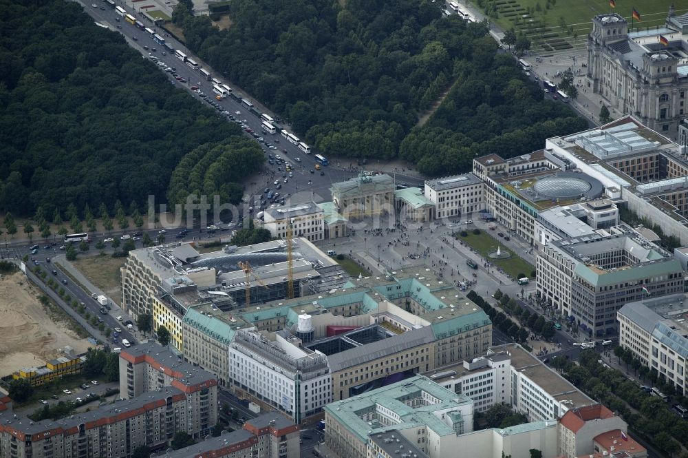 Berlin aus der Vogelperspektive: Brandenburger Tor am Pariser Platz in Berlin