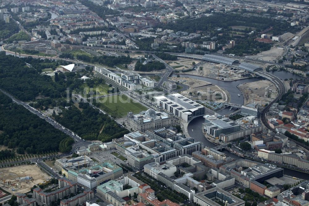 Luftbild Berlin - Brandenburger Tor am Pariser Platz in Berlin