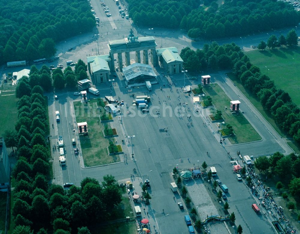 Berlin von oben - Brandenburger Tor am Pariser Platz in Berlin