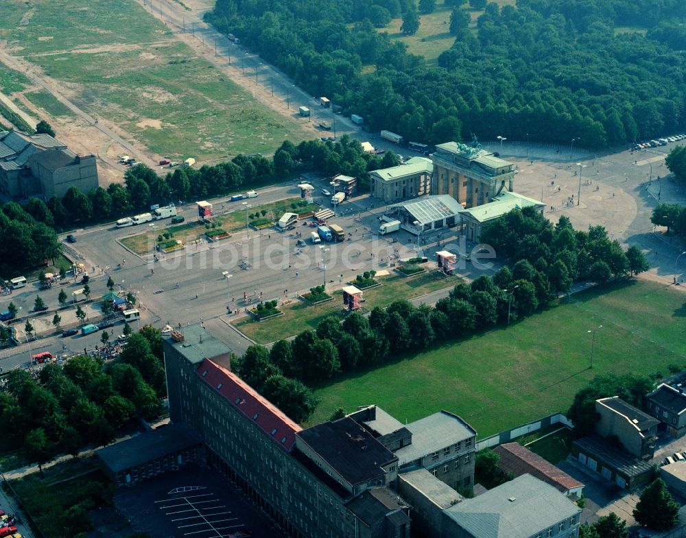 Luftbild Berlin - Brandenburger Tor am Pariser Platz in Berlin