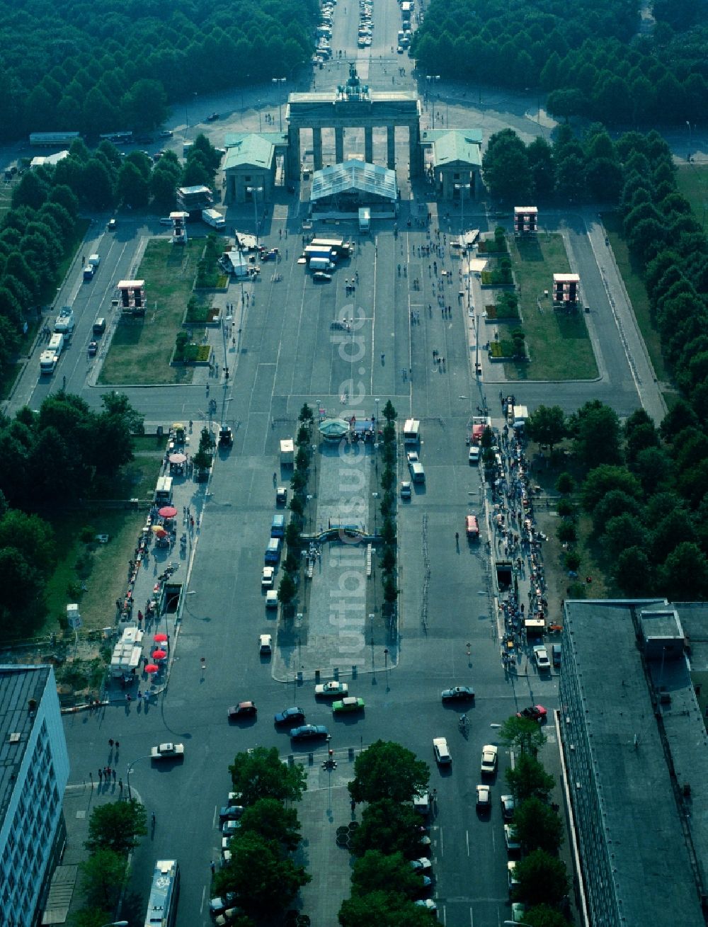 Luftaufnahme Berlin - Brandenburger Tor am Pariser Platz in Berlin