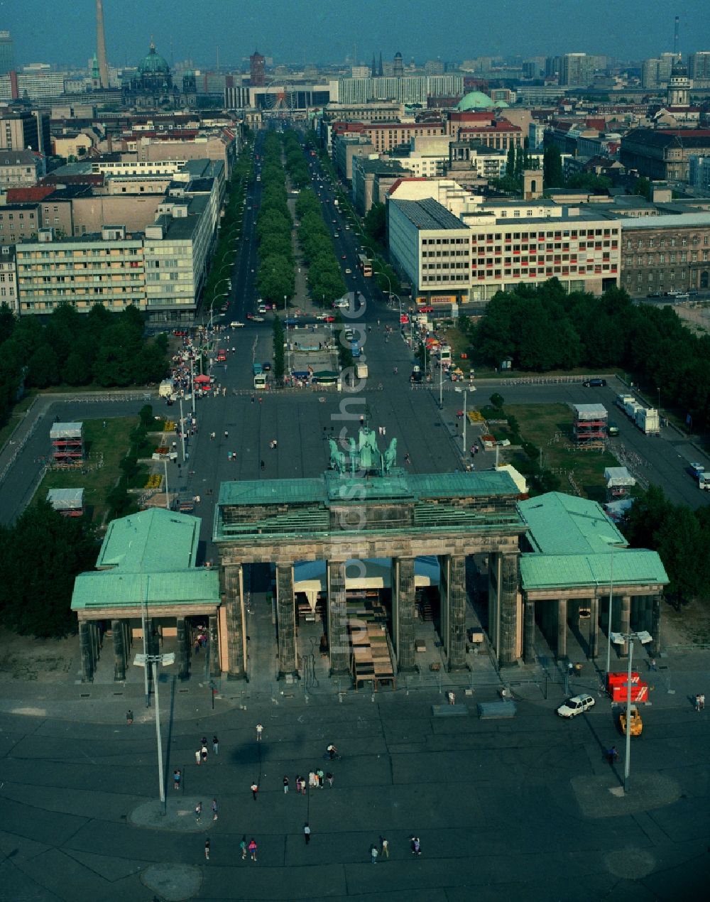 Luftbild Berlin - Brandenburger Tor am Pariser Platz in Berlin