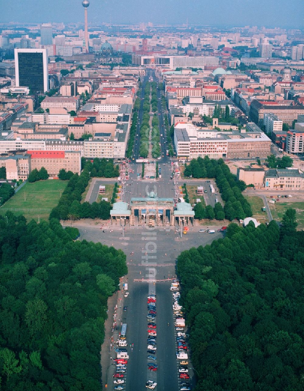 Luftaufnahme Berlin - Brandenburger Tor am Pariser Platz in Berlin