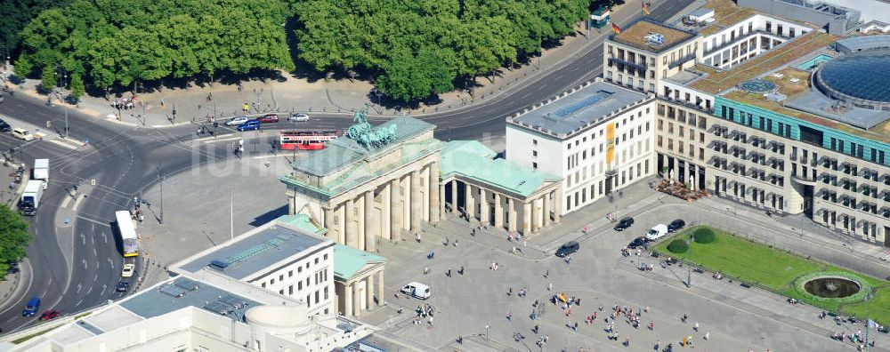 Luftbild Berlin Mitte - Brandenburger Tor am Pariser Platz in Berlin-Mitte