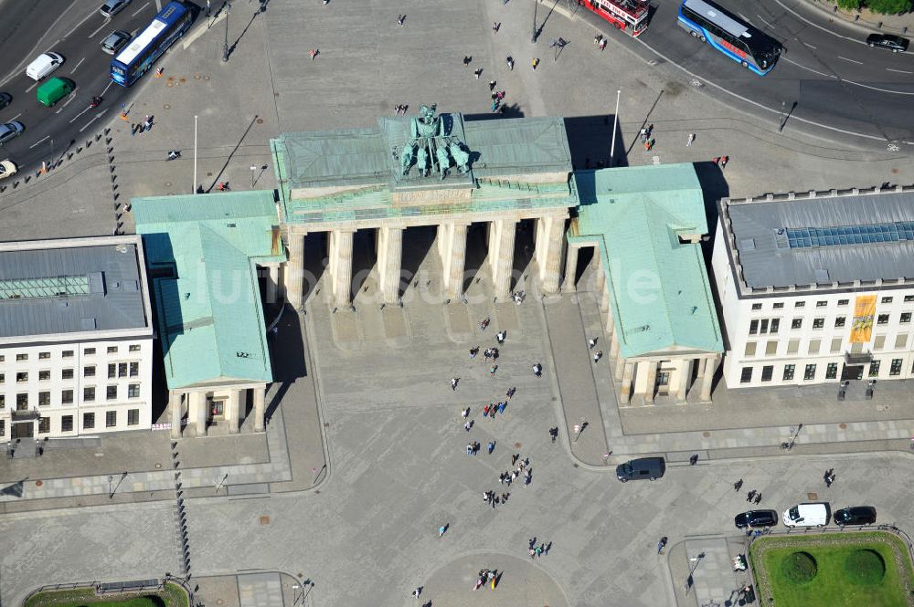 Berlin Mitte aus der Vogelperspektive: Brandenburger Tor am Pariser Platz in Berlin-Mitte