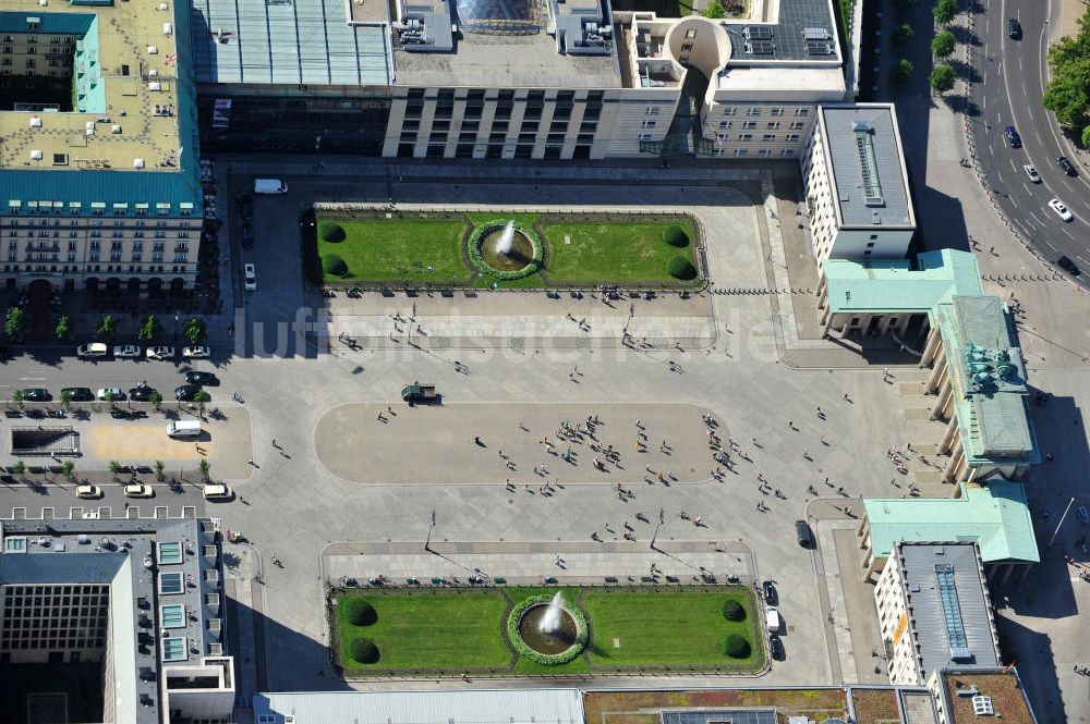 Berlin Mitte von oben - Brandenburger Tor am Pariser Platz in Berlin-Mitte