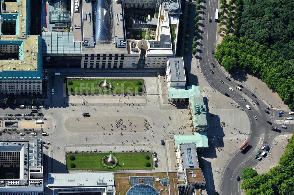 Berlin Mitte aus der Vogelperspektive: Brandenburger Tor am Pariser Platz in Berlin-Mitte