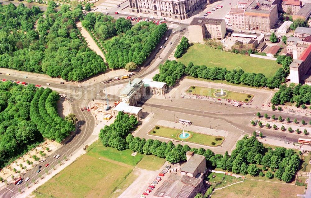 Luftbild Berlin - Brandenburger Tor und Pariser Platz in Berlin - Mitte