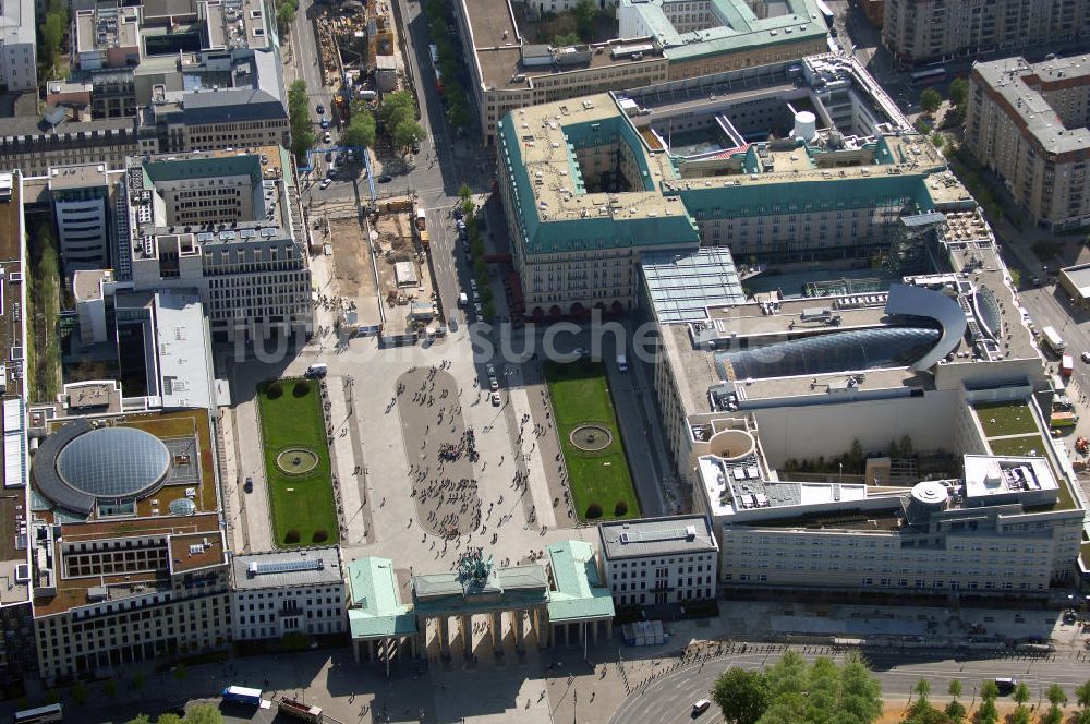 Luftaufnahme Berlin - Brandenburger Tor am Pariser Platz in Berlin-Mitte