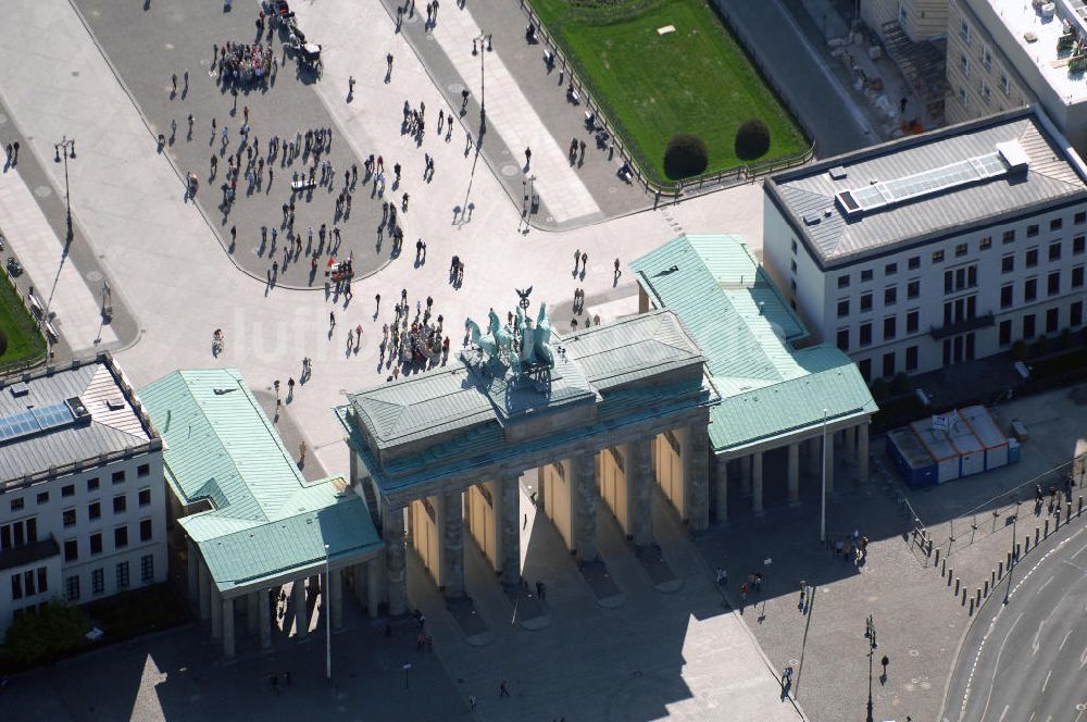 Berlin von oben - Brandenburger Tor am Pariser Platz in Berlin-Mitte