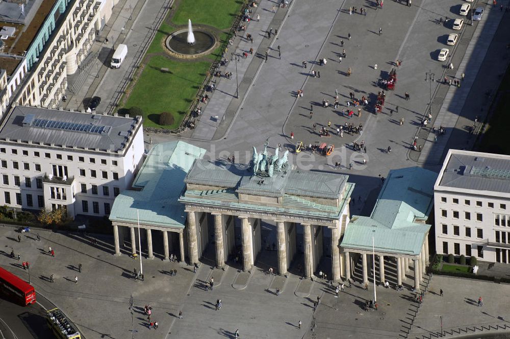 Luftbild Berlin - Brandenburger Tor am Pariser Platz in Berlin Mitte