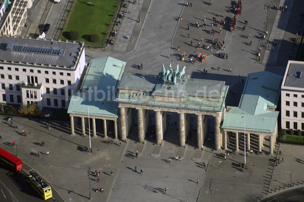 Luftaufnahme Berlin - Brandenburger Tor am Pariser Platz in Berlin Mitte